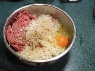 豆腐肉丸子麻婆煮,加入洋葱碎、蛋、绍兴酒、盐、胡椒调味。  