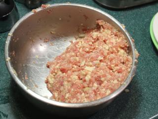 豆腐肉丸子麻婆煮,顺方向将肉馅拌出黏性。