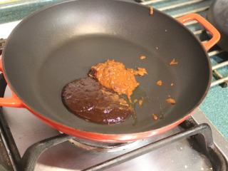 豆腐肉丸子麻婆煮,另一平底锅放入豆瓣酱和甜面酱。