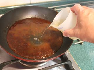 豆腐肉丸子麻婆煮,加入清酒和高汤。
