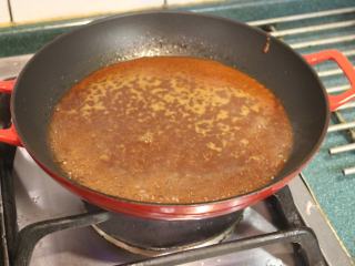 豆腐肉丸子麻婆煮,将酱汁煮滚。