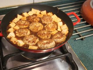 豆腐肉丸子麻婆煮,再放入煎好的肉丸子。