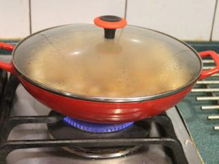 豆腐肉丸子麻婆煮,盖上盖子，小火焖煮3分钟。