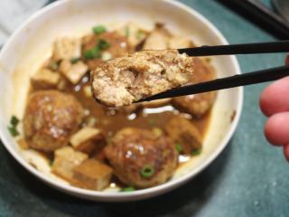 豆腐肉丸子麻婆煮,豆腐甜辣入味，肉丸子多汁好吃，这菜搭饭最合适了。  