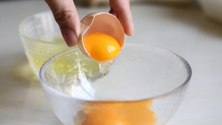 蛋黄煎杏鲍菇,将蛋黄和蛋清分离，取蛋黄盛入碗中。