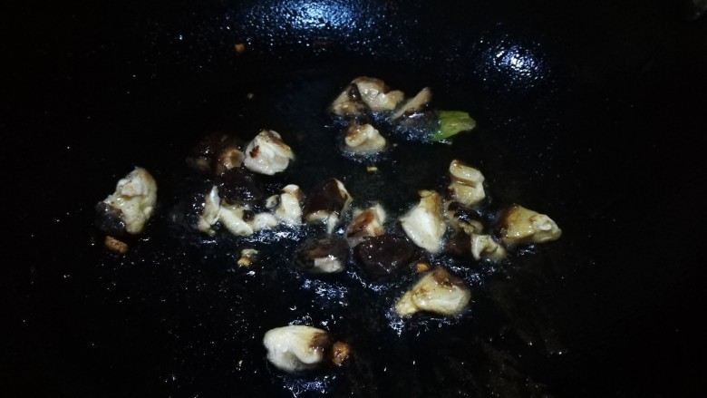 超级下饭菜～小炒鸡杂,锅中油热倒入香菇丁