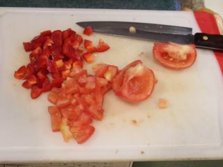 红腰豆浓汤,蕃茄烫过去皮去籽，和红甜椒切成小丁备用。