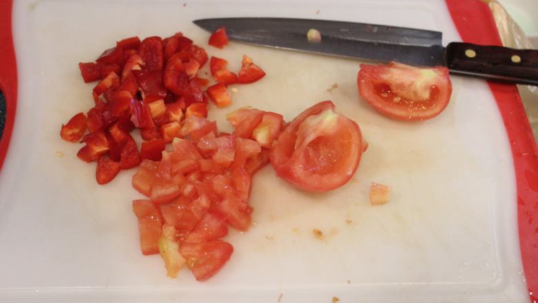 红腰豆浓汤,蕃茄烫过去皮去籽，和<a style='color:red;display:inline-block;' href='/shicai/ 86706'>红甜椒</a>切成小丁备用。