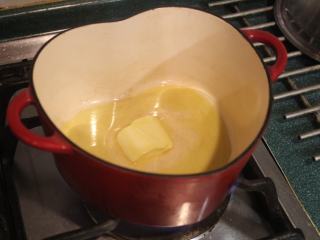 红腰豆浓汤,黃油和橄榄油置锅内，小火加热。