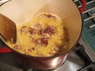 红腰豆浓汤,黃油融解后将红葱头碎和大蒜末放入炒香。
