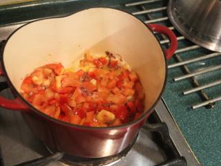 红腰豆浓汤,再放入蕃茄丁和红椒丁，拌炒数分钟将蕃茄和红椒炒软。