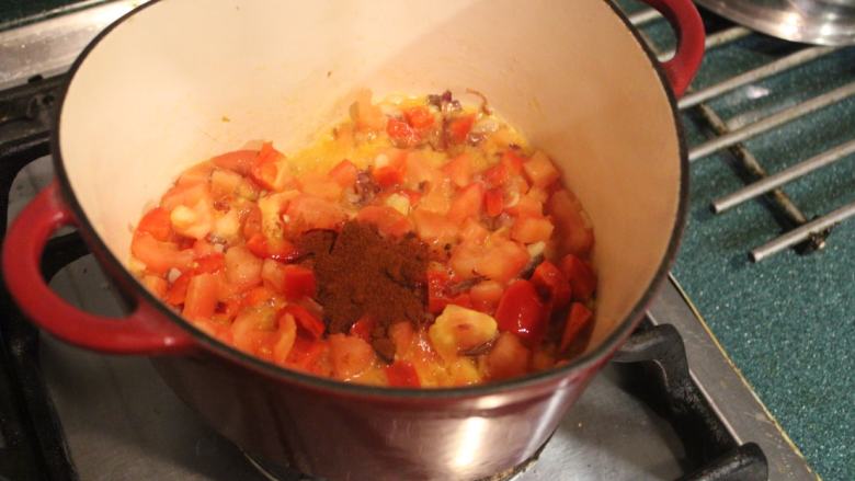 红腰豆浓汤,加入红椒粉，拌炒一下。匈牙利红椒粉可以选有辣味或甜味的。
