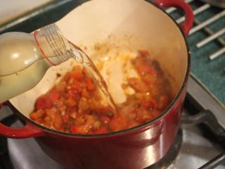 红腰豆浓汤,加入白酒100CC，煮一下，煮去酒味。