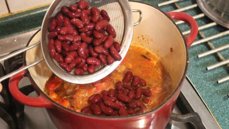 红腰豆浓汤,将红腰豆放入拌煮。