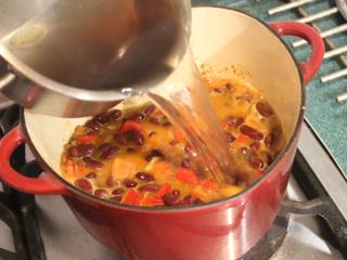 红腰豆浓汤,加入高汤。