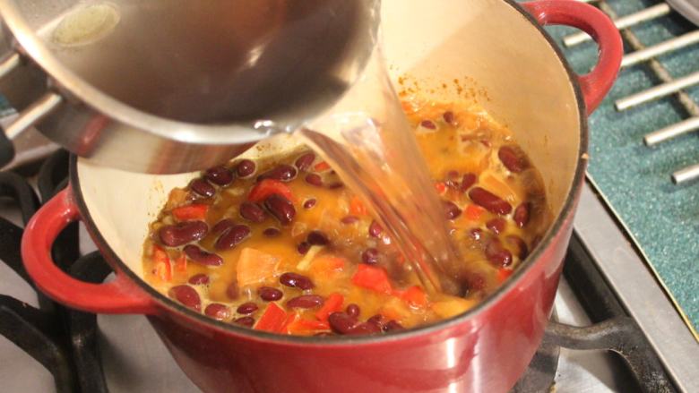 红腰豆浓汤,加入高汤。