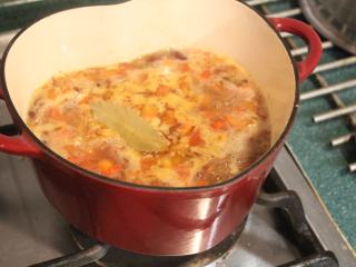 红腰豆浓汤,加入一片月桂叶。煮滚后转小火，盖盖，炖煮20分钟。