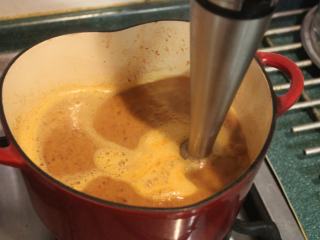 红腰豆浓汤,煮好后，取出月桂叶，用调理棒将豆子汤打成细泥。以盐和胡椒调味后，再回炉上小火煮5分钟。