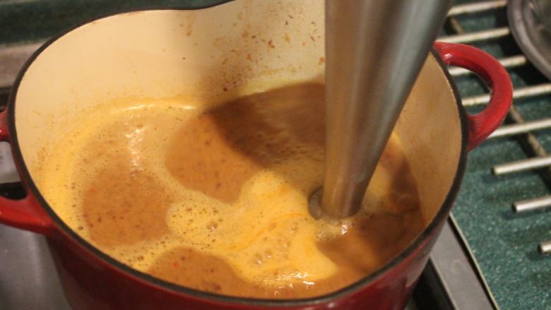 红腰豆浓汤,煮好后，取出月桂叶，用调理棒将豆子汤打成细泥。以盐和胡椒调味后，再回炉上小火煮5分钟。