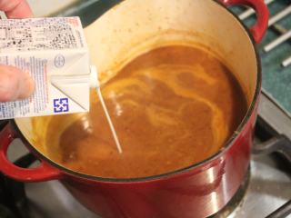 红腰豆浓汤,熄火前加入鲜奶油，拌匀后熄火。