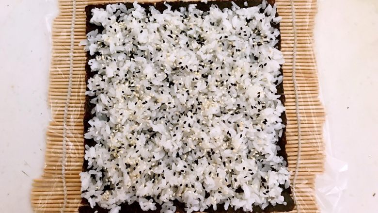 牛油果寿司,均匀的撒上一层黑白芝麻