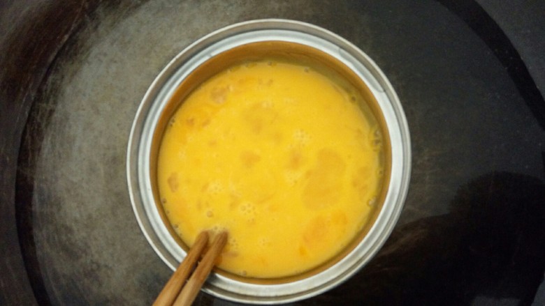 橙香枸杞碗糕,隔水加热一会，边加热边搅拌