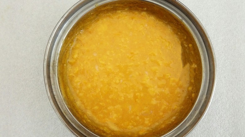 橙香枸杞碗糕,加热好的蛋糊