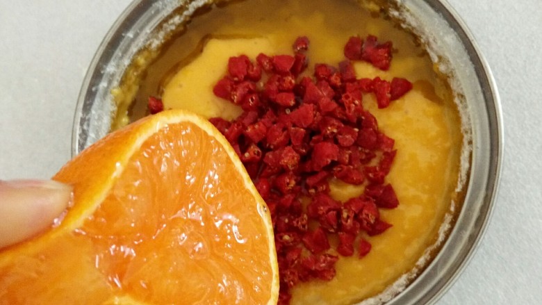 橙香枸杞碗糕,剩下的橙子，挤出汁，滴入蛋糊中