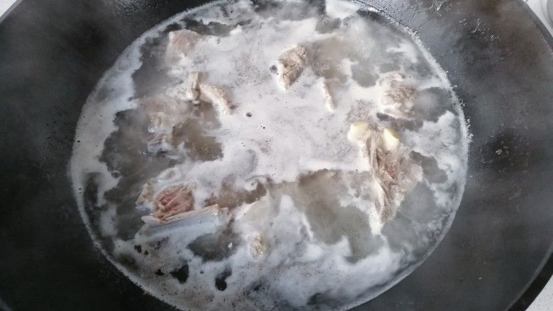 寒冬暖食~胡萝卜羊肉砂锅煲,锅中入水先放入羊肉焯水几分钟；