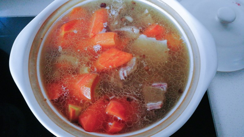 寒冬暖食~胡萝卜羊肉砂锅煲,接着加入胡萝卜，小火慢炖10分钟左右；
