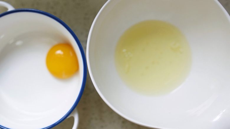 云朵蛋吐司,分离蛋清和蛋黄，蛋黄要保持完整。