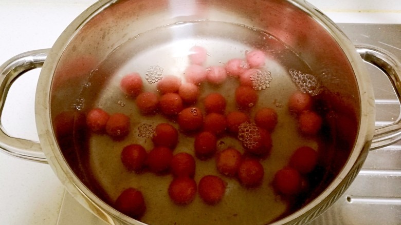 酒酿桂花粉红鸡蛋丸子,再放入小汤圆先煮。