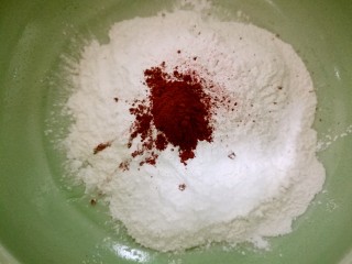 酒酿桂花粉红鸡蛋丸子,将糯米粉中加入一点红曲粉。