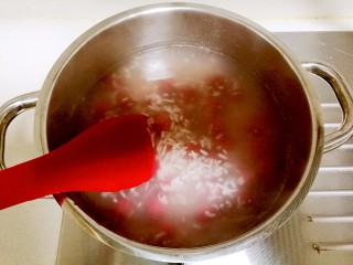 酒酿桂花粉红鸡蛋丸子,用锅铲搅拌均匀。