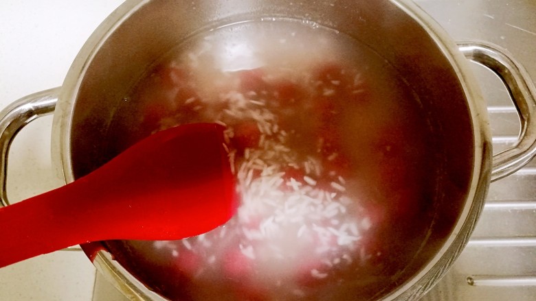 酒酿桂花粉红鸡蛋丸子,用锅铲搅拌均匀。