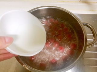 酒酿桂花粉红鸡蛋丸子,冒小泡后倒入淀粉水开始勾芡，勾入薄薄一层淀粉水。