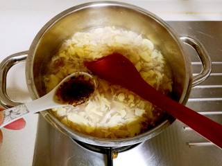 酒酿桂花粉红鸡蛋丸子,锅内再次冒起小泡时，调入桂花酱，就可以出锅了。