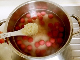 酒酿桂花粉红鸡蛋丸子,待小汤圆浮上来后加入酒酿。