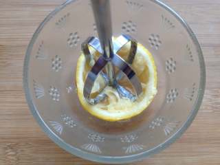 金桔酱,取半个柠檬，用打蛋棒用力朝一个方向旋转，柠檬汁会很快挤压出来