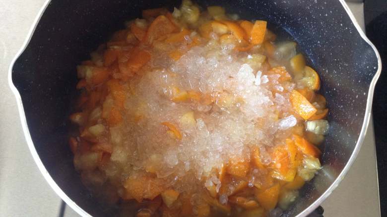 金桔酱,锅中放入腌好的金桔，同时加入100g冰糖碎、柠檬汁和水