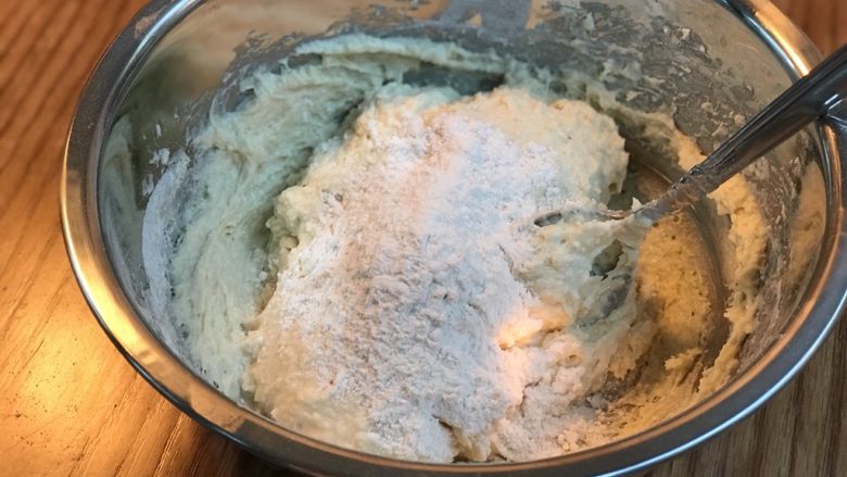 蛋葱油饼,然后慢慢开始加入第三杯面粉、加一点面粉然后搅拌均匀. 我们需要避免面团变硬. 这个面团手感非常好、很软. 