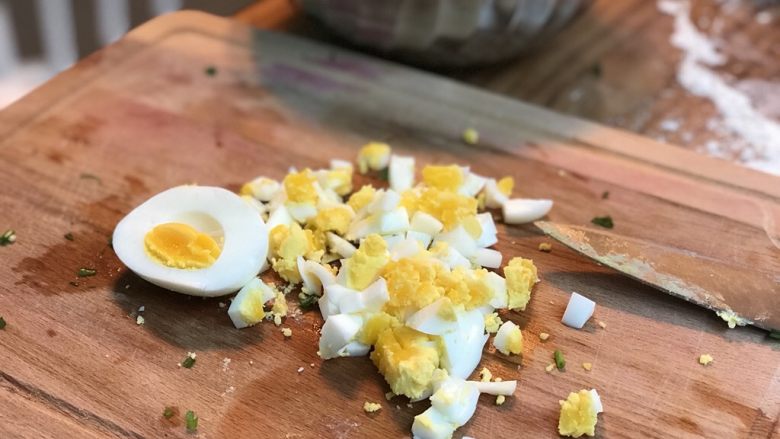 蛋葱油饼,鸡蛋切块