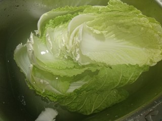 台式鹵白菜,白菜剝下需要的數量洗淨。