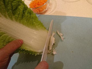 台式鹵白菜,白菜葉的尾部切除。