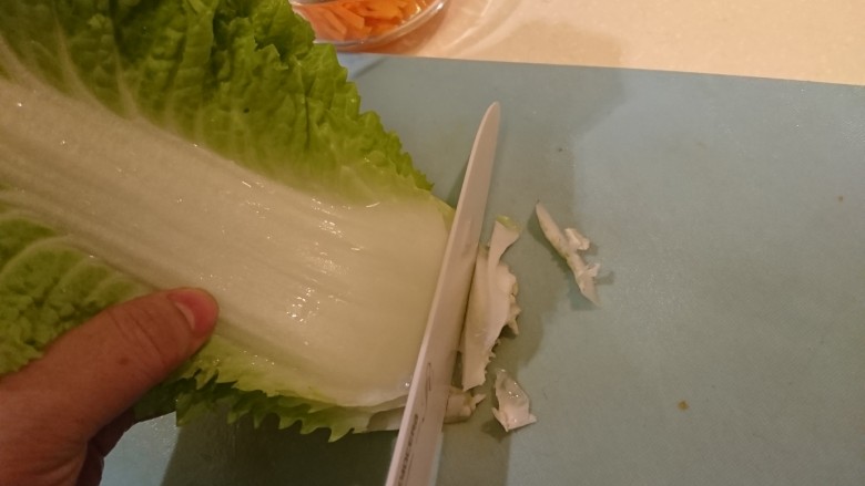 台式鹵白菜,白菜葉的尾部切除。