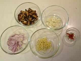 台式鹵白菜,香菇絲、蒜片、紅蔥片、姜末、辣椒絲，準備好啦。