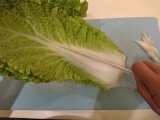 台式鹵白菜,從葉梗中心切半。