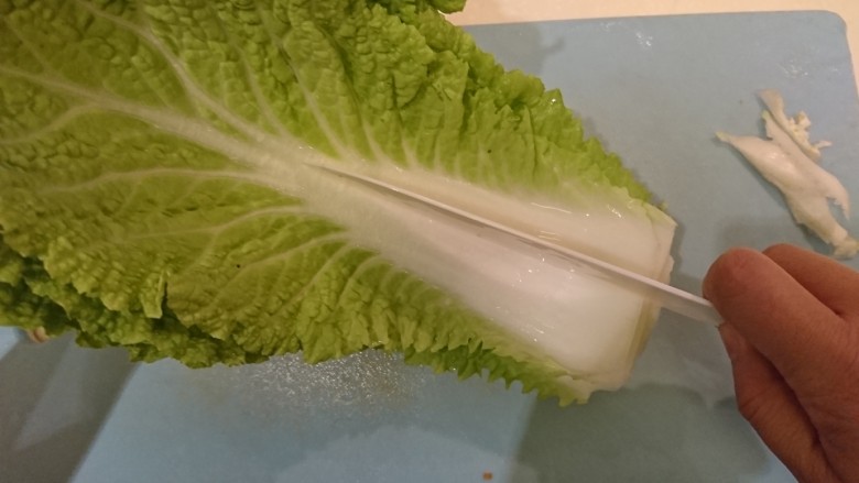 台式鹵白菜,從葉梗中心切半。