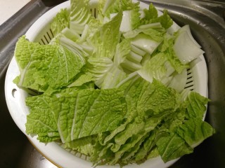 台式鹵白菜,葉梗跟葉子分開放。
