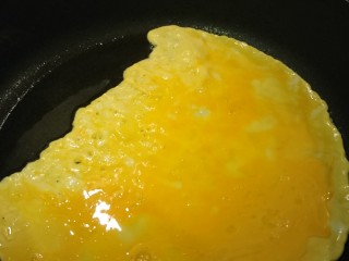 台式鹵白菜,熱油下的蛋很快就呈現焦邊酥黃。